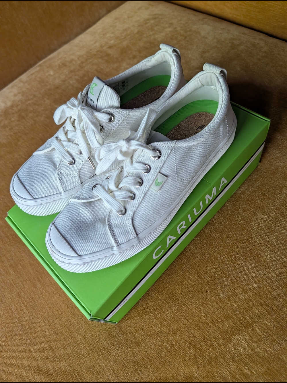 Cariuma White Canvas Low-Top Sneakers